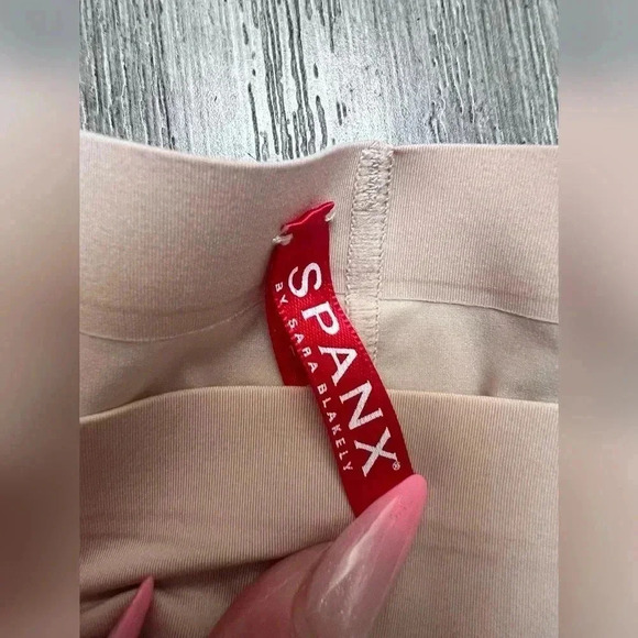 SPANX Mid-Thigh Short- Champagne Beige Slimming Raw Hem Size Large Like New - Picture 2 of 3